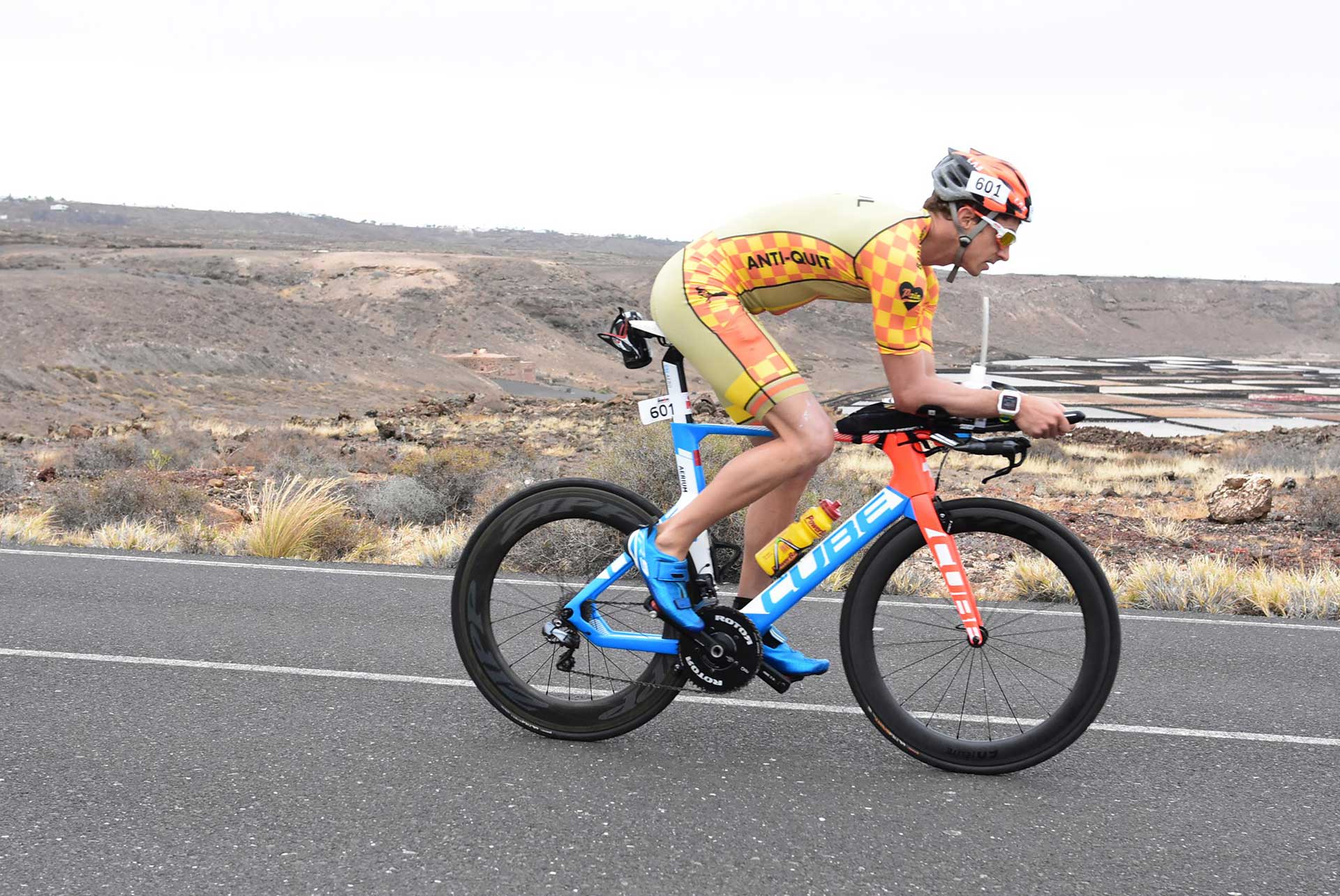 Ciclista compitiendo en una prueba de resistencia